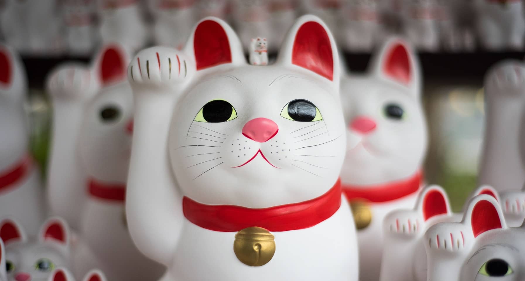 Chat chinois porte bonheur en porcelaine, patte levée et clochette au cou