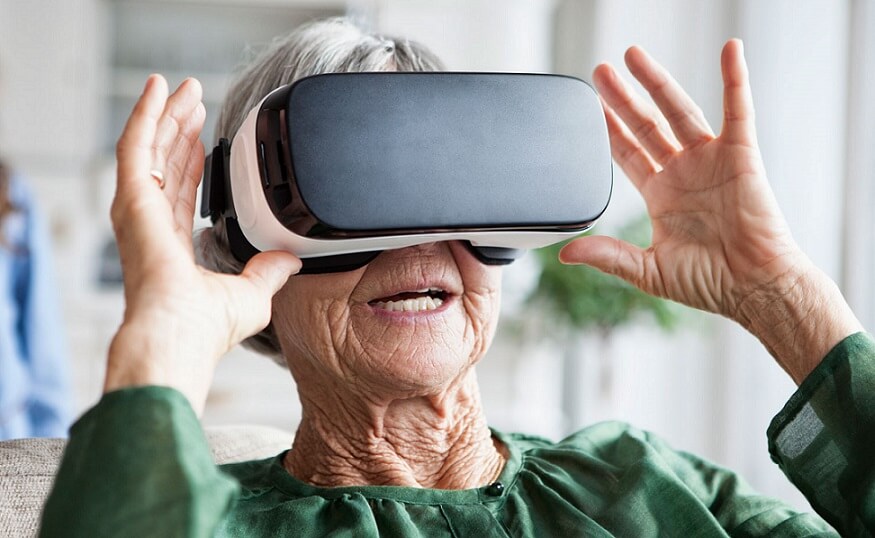 Femme âgée avec lunettes de réalité virtuelle
