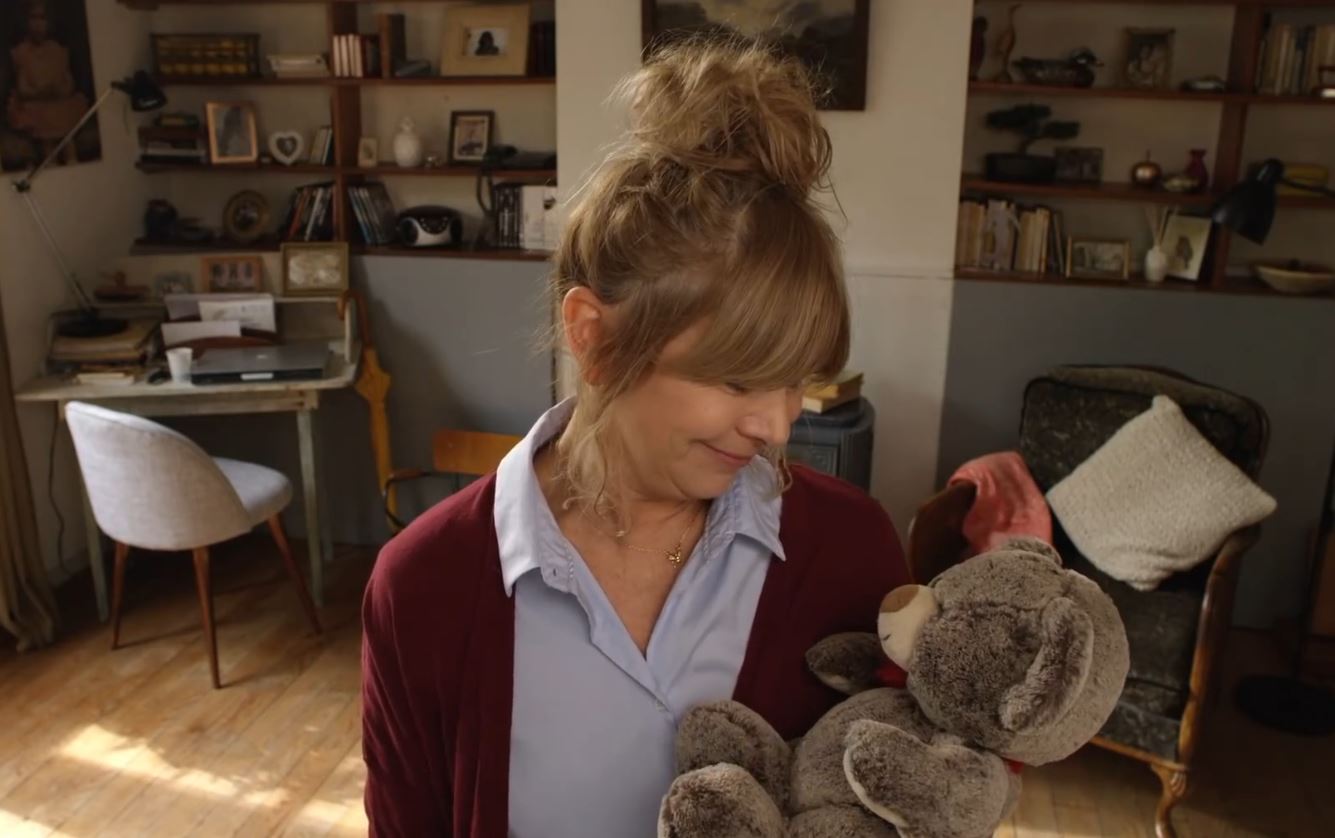 Françoise tient une peluche