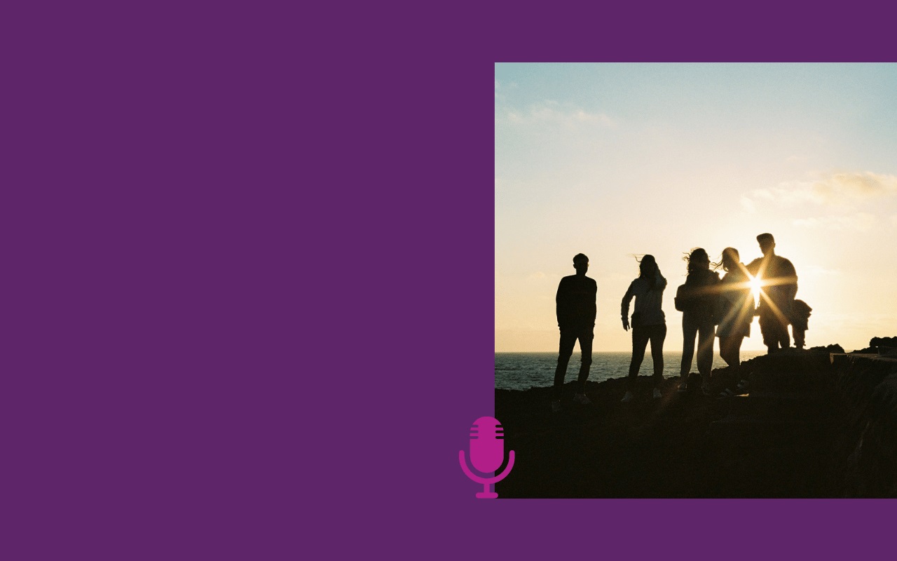 Groupe de personnes, soleil couchant, micro sur fond violet