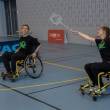 Badminton handisport, parabadminton Amiens 2 personnes jouent dans des fauteuils roulants