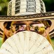 Femme avec chapeau, lunettes de soleil et éventail