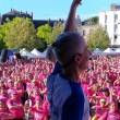 Foulées de la cathédrale de Chartres - Femme en tenue de sport qui brandit le bras, centaines de femmes avec T-shirts roses