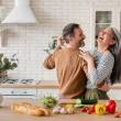 Un homme et une femme dans une cuisine