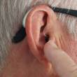 oreille d'un senior 