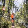 Couple dans une forêt