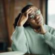 Femme se tenant la tête avec sa main droite