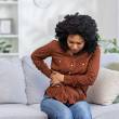Femme qui se tient le foie de douleur