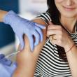 femme qui se fait vacciner