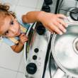 Enfant qui risque de se blesser avec une casserole