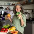Une femme ayant acheté pleins de légumes