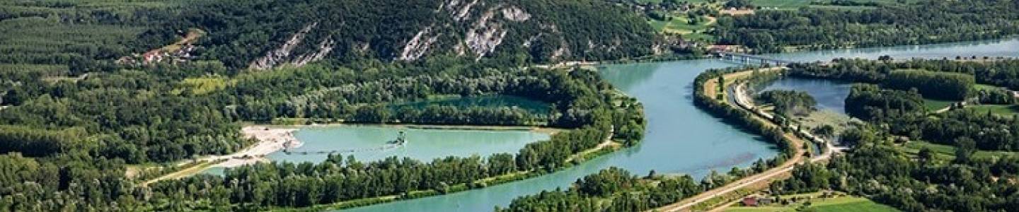 vue aérienne paysage depuis le sommet du Grand Colombier : montagnes du Bugey dans l'Ain, fleuve le Rhône, champs verts, et lac du Bourget en Savoie