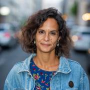 Portrait de Maud Sarda, brune, cheveux frisés, blouson jean