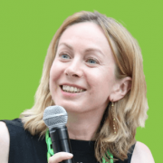 Stephanie Goujon, Le French Impact - au micro, sur fond vert