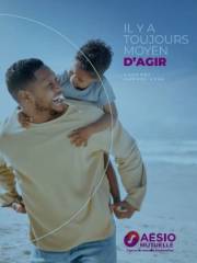 un père qui tient son fils dans ses bras