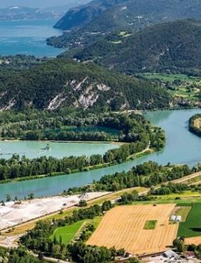 vue aérienne paysage depuis le sommet du Grand Colombier : montagnes du Bugey dans l'Ain, fleuve le Rhône, champs verts, et lac du Bourget en Savoie
