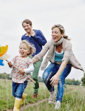 Famille qui s'amuse dans un champs 