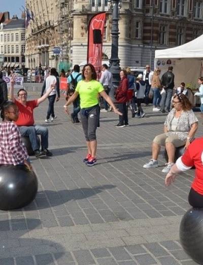 Personnes sur des swissballs, qui font des étirements dehors, Lille
