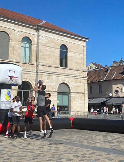 Jeunes jouant au basket