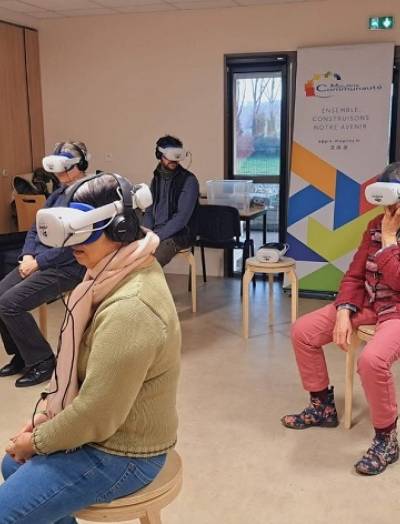 groupe de personnes assises avec des casques de réalité virtuelle