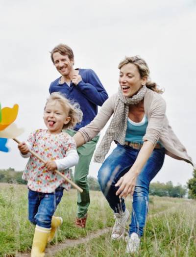 Famille qui s'amuse dans un champs 