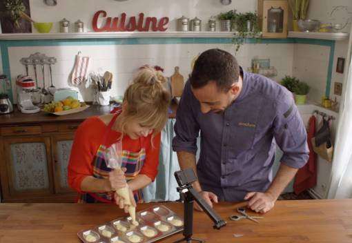 Françoise préparant des madeleines avec Abdelkarim