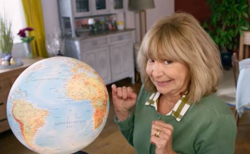 Françoise montrant une destination sur un globe