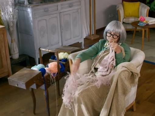 Françoise en train de tricoter dans son fauteuil