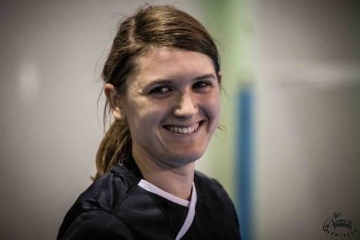Cynthia en maillot de sport noir, souriante, gros plan