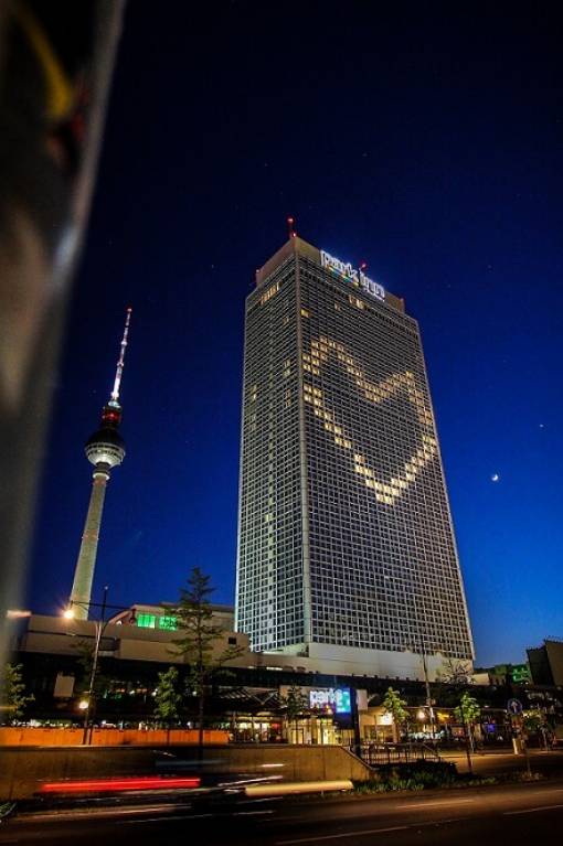 Tour de bureaux, fenêtres illuminées pour former un cœur - Berlin