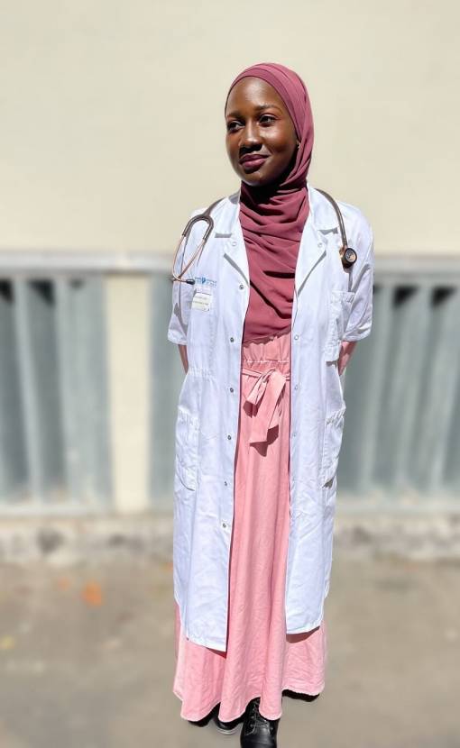 Sira, tenue de médecin