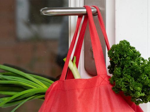 un sac rose rempli de légumes