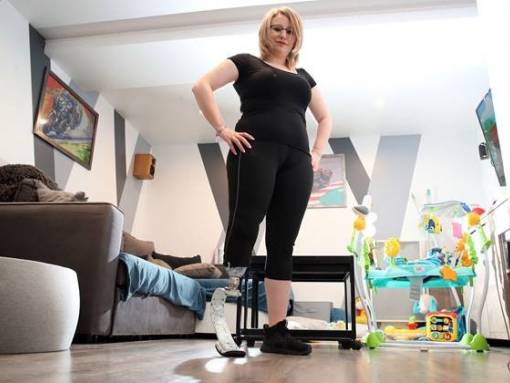 Carole, portrait debout dans son salon, avec sa lame - ©photo Laurent Theillet