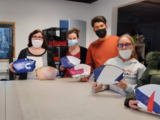 Personnes avec trousses recyclées