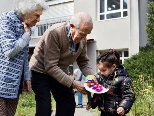 Personnes âgées avec une petite fille