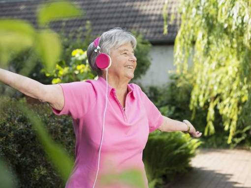 Personne âgée portant un casque de musique 