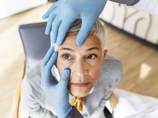 Docteur auscultant un oeil d'une patiente