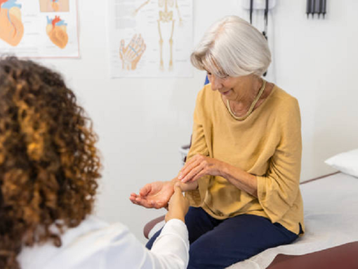 une patiente âgée décrit une douleur arthritique à une femme médecin de la main