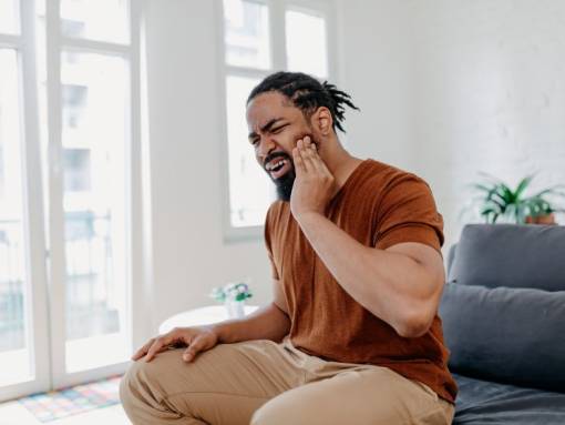 Un homme qui souffre de douleur aux dents