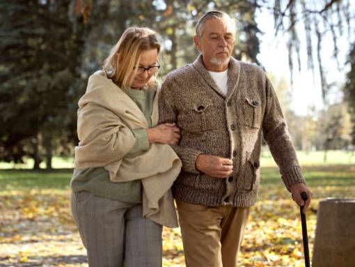 Couple de personne âgé s'aidant pour marcher 