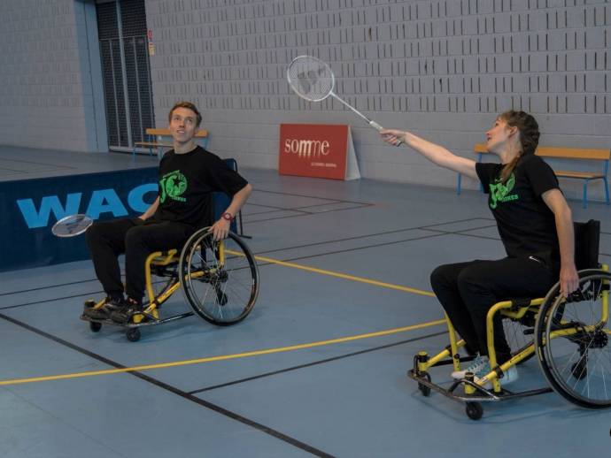 Badminton handisport, parabadminton Amiens 2 personnes jouent dans des fauteuils roulants