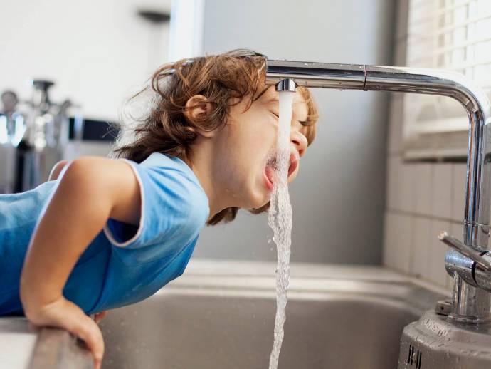 Enfant qui boit au robinet