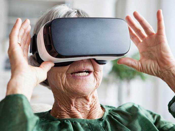 Femme âgée avec lunettes de réalité virtuelle