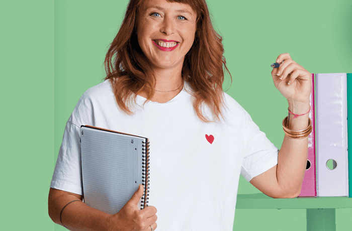 jeune femme Tshirt blanc petit cœur rouge, lien dans une main, cahier dans l'autre