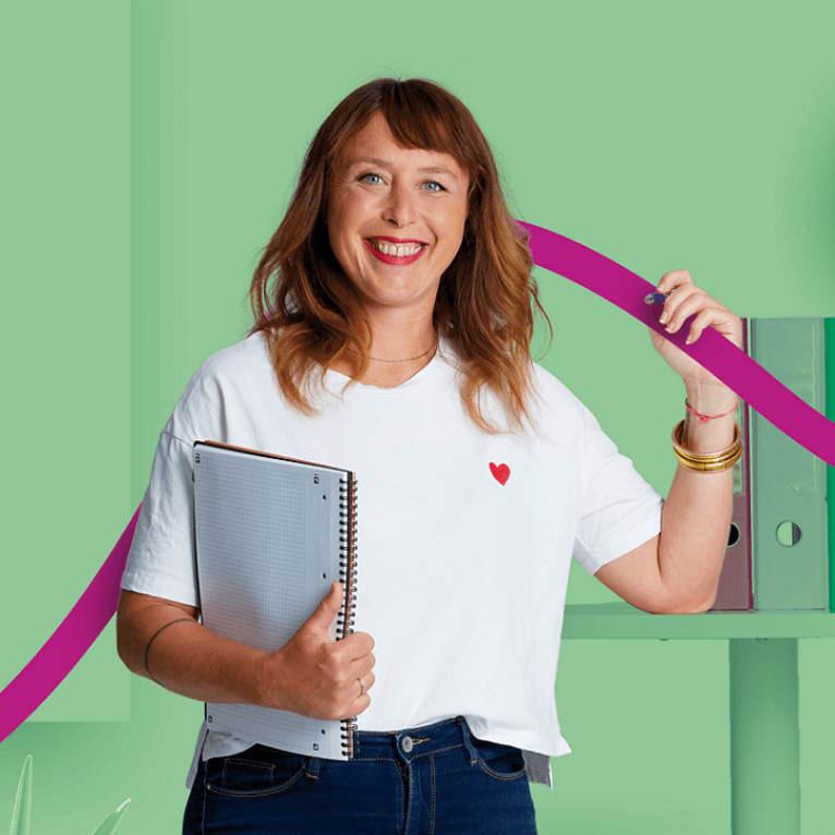 jeune femme Tshirt blanc petit cœur rouge, lien dans une main, cahier dans l'autre