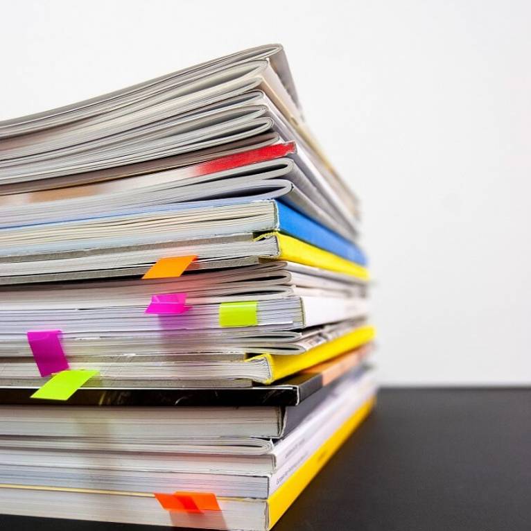 Pile de dossiers avec post its de couleur