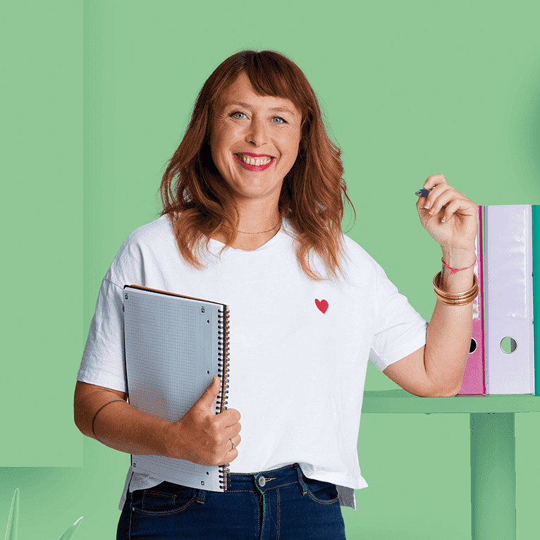 jeune femme Tshirt blanc petit cœur rouge, lien dans une main, cahier dans l'autre