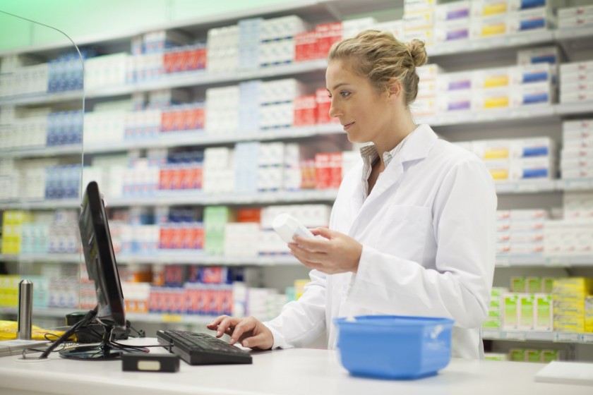 Pharmacienne devant un ordinateur
