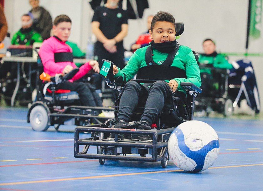 Un enfant en fauteuil jouant au foot-fauteuil, ASSE Saint-Etienne