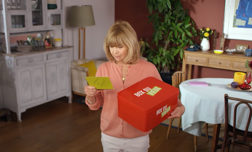 Françoise reçoit sa box du vieux